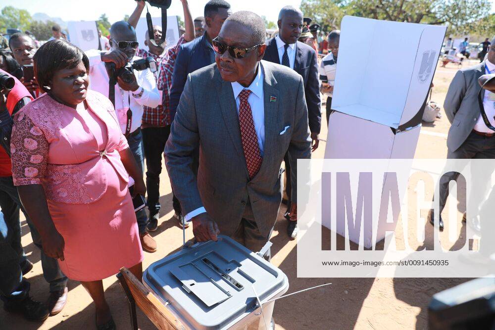 (190521) -- THYOLO, May 21, 2019 (Xinhua) -- Malawian President Peter Mutharika casts his ballot at a polling station in Thyolo district, Malawi, May 21, 2019. Mutharika on Tuesday expressed happiness with the peaceful way the elections process has so far gone. (Xinhua Peng Lijun) MALAWI-THYOLO-ELECTION-PRESIDENT-VOTE
