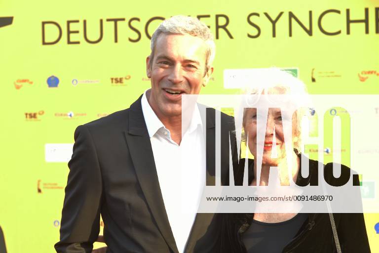 German Synchronic Award 2019 Gedeon Burkhard with Mother Elisabeth von Molo Arrival for the German Synchronic Award 2019 at the TIP am Knazlermat in Berlin on 23 05 2019 photopress müller