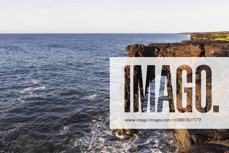 USA, Hawaii, Big Island, Volcanoes National Park, Pacific Ocean, Holei Sea Arch FOF10539