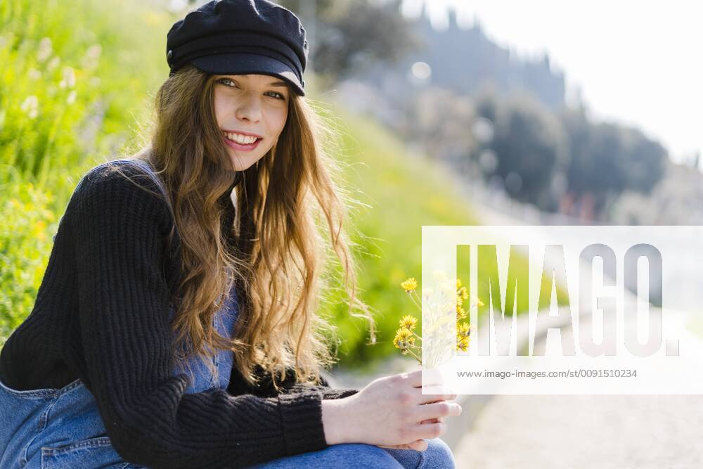 Portrait of young woman with bunch of flowers in Verona model released Symbolfoto GIOF06257