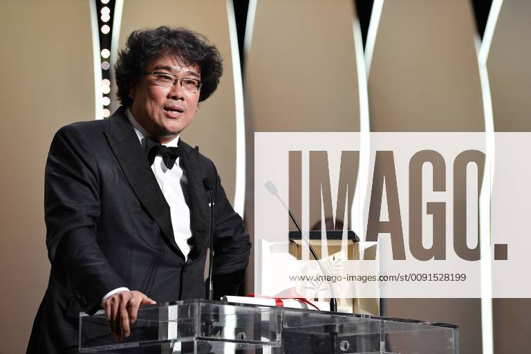 (190526) -- CANNES, May 26, 2019 -- Director Bong Joon-Ho receives the Palme d Or award for Parasite on stage during the closing ceremony of the 72nd Cannes Film Festival in Cannes, France, on May 25, 2019. The curtain of the 72nd edition of the Cannes Film Festival fell on Saturday evening, with South Korean movie Parasite winning this year s most prestigious award, the Palme d Or. ) FRANCE-CANNES-FILM FESTIVAL-AWARDS KimxYida