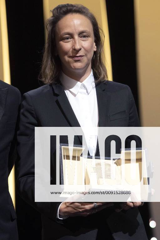 Celine Sciamma accepts the Best Screenplay Award for the movie Portrait Of A Lady On Fire at the award ceremony during the 72nd Cannes Film Festival at the Palais des Festivals on May 25, 2019 in Cannes, France Foto:xR.xWagnerx xFuturexImage