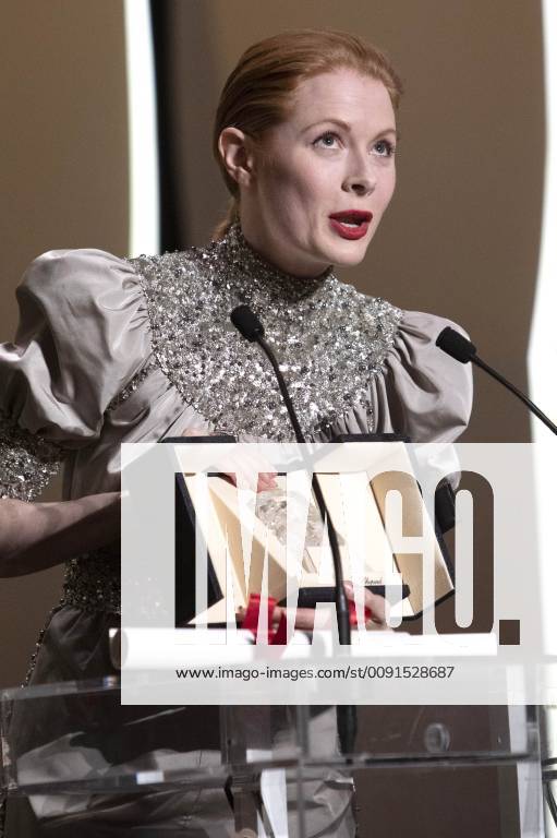 Emily Beecham with the Best Actress award for her role in Little Joe at the award ceremony during the 72nd Cannes Film Festival at the Palais des Festivals on May 25, 2019 in Cannes, France Foto:xR.xWagnerx xFuturexImage