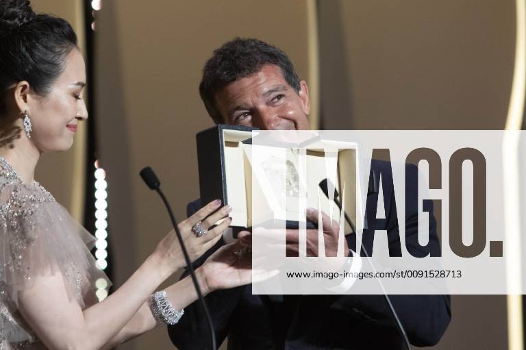 Zhang Ziyi and Antonio Banderas at the award ceremony during the 72nd Cannes Film Festival at the Palais des Festivals on May 25, 2019 in Cannes, France Foto:xR.xWagnerx xFuturexImage