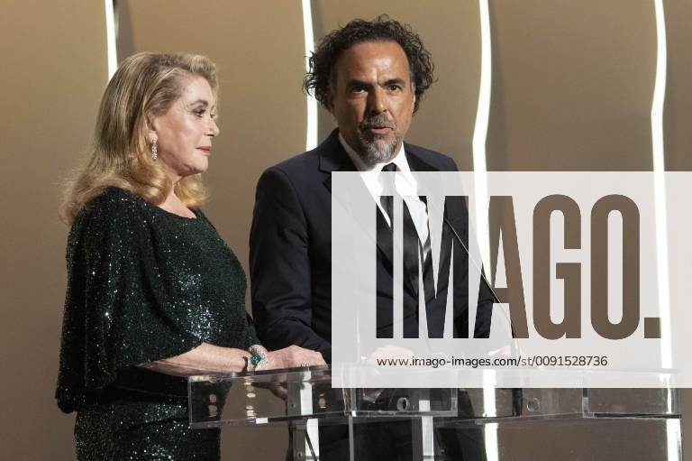 Catherine Deneuve and Alejandro Gonzalez Inarritu at the award ceremony during the 72nd Cannes Film Festival at the Palais des Festivals on May 25, 2019 in Cannes, France Foto:xR.xWagnerx xFuturexImage