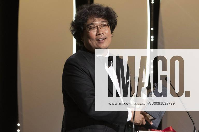 Bong Joon ho with his Palme d Or Golden Palm for the movie Parasite Gisaengchung at the award ceremony during the 72nd Cannes Film Festival at the Palais des Festivals on May 25, 2019 in Cannes, France Foto:xR.xWagnerx xFuturexImage