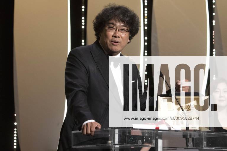 Bong Joon ho with his Palme d Or Golden Palm for the movie Parasite Gisaengchung at the award ceremony during the 72nd Cannes Film Festival at the Palais des Festivals on May 25, 2019 in Cannes, France Foto:xR.xWagnerx xFuturexImage
