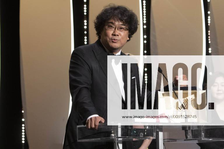 Bong Joon ho with his Palme d Or Golden Palm for the movie Parasite Gisaengchung at the award ceremony during the 72nd Cannes Film Festival at the Palais des Festivals on May 25, 2019 in Cannes, France Foto:xR.xWagnerx xFuturexImage