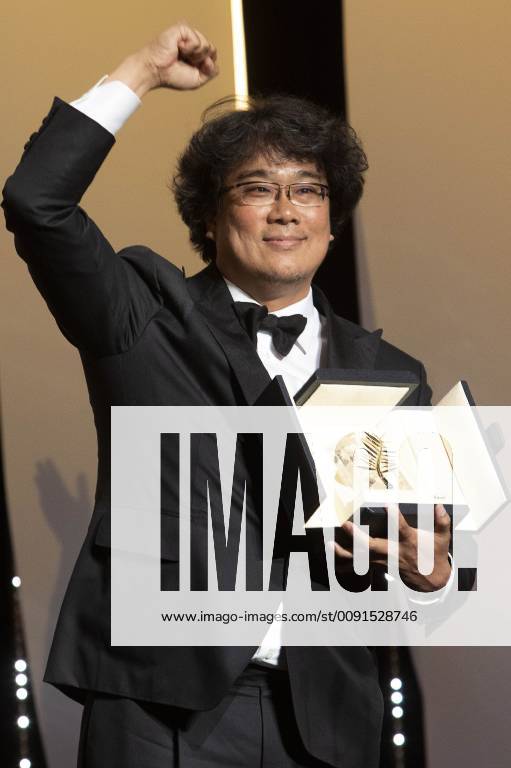 Bong Joon ho with his Palme d Or Golden Palm for the movie Parasite Gisaengchung at the award ceremony during the 72nd Cannes Film Festival at the Palais des Festivals on May 25, 2019 in Cannes, France Foto:xR.xWagnerx xFuturexImage