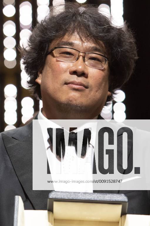 Bong Joon ho with his Palme d Or Golden Palm for the movie Parasite Gisaengchung at the award ceremony during the 72nd Cannes Film Festival at the Palais des Festivals on May 25, 2019 in Cannes, France Foto:xR.xWagnerx xFuturexImage