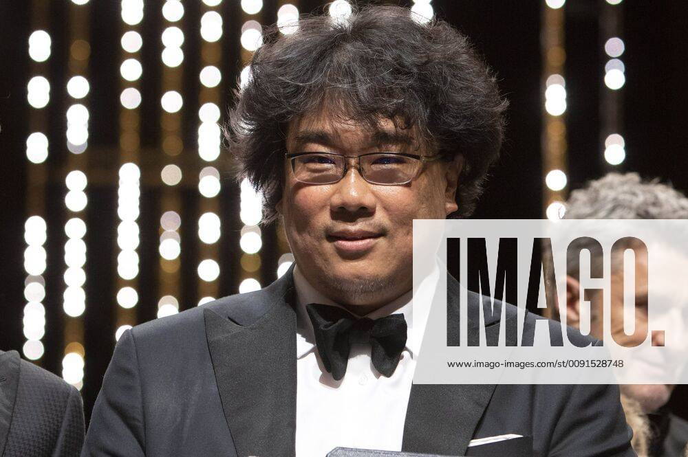 Bong Joon ho with his Palme d Or Golden Palm for the movie Parasite Gisaengchung at the award ceremony during the 72nd Cannes Film Festival at the Palais des Festivals on May 25, 2019 in Cannes, France Foto:xR.xWagnerx xFuturexImage