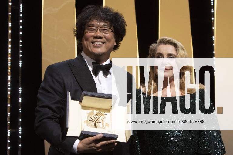Bong Joon ho with his Palme d Or Golden Palm for the movie Parasite Gisaengchung and Catherine Deneuve at the award ceremony during the 72nd Cannes Film Festival at the Palais des Festivals on May 25, 2019 in Cannes, France Foto:xR.xWagnerx xFuturexImage
