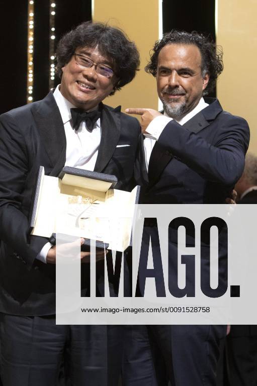 Bong Joon ho with his Palme d Or Golden Palm for the movie Parasite Gisaengchung with President of the Jury Alejandro Gonzalez Inarritu at the award ceremony during the 72nd Cannes Film Festival at the Palais des Festivals on May 25, 2019 in Cannes, France Foto:xR.xWagnerx xFuturexImage