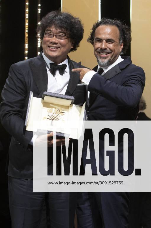 Bong Joon ho with his Palme d Or Golden Palm for the movie Parasite Gisaengchung with President of the Jury Alejandro Gonzalez Inarritu at the award ceremony during the 72nd Cannes Film Festival at the Palais des Festivals on May 25, 2019 in Cannes, France Foto:xR.xWagnerx xFuturexImage