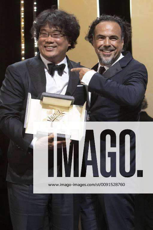 Bong Joon ho with his Palme d Or Golden Palm for the movie Parasite Gisaengchung with President of the Jury Alejandro Gonzalez Inarritu at the award ceremony during the 72nd Cannes Film Festival at the Palais des Festivals on May 25, 2019 in Cannes, France Foto:xR.xWagnerx xFuturexImage