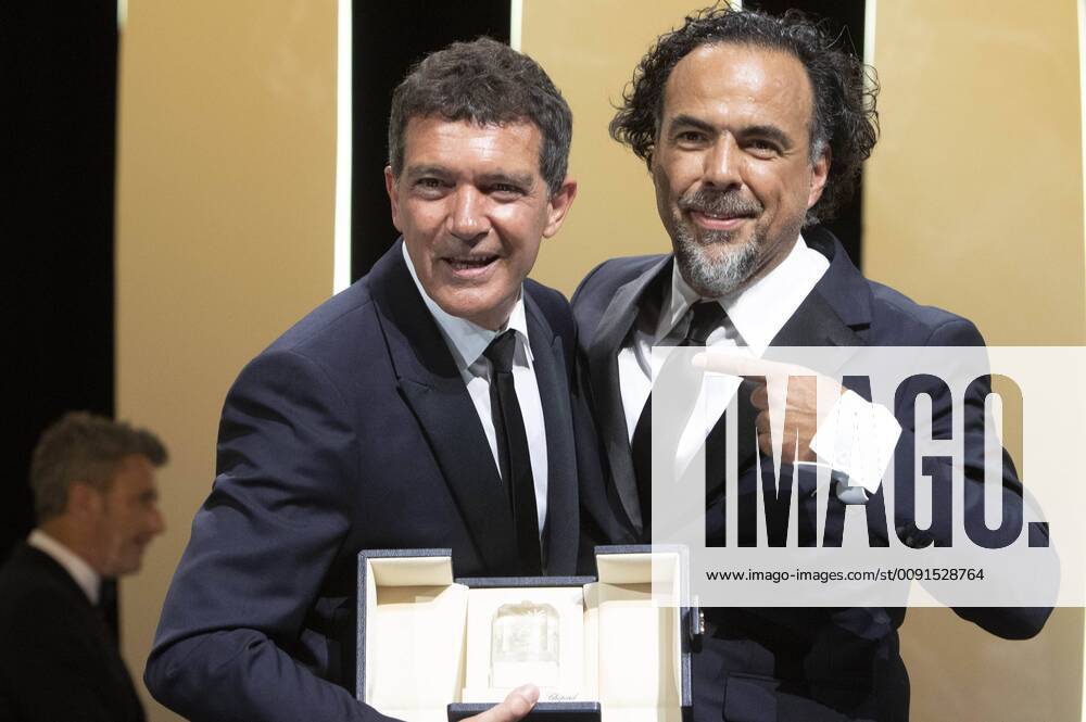 Antonio Banderas poses with his Best Actor Award for his performance in the movie Dolor y Gloria Pain and Glory Sorrow and Glory with President of the Jury Alejandro Gonzalez Inarritu at the award ceremony during the 72nd Cannes Film Festival at the Palais des Festivals on May 25, 2019 in Cannes, France Foto:xR.xWagnerx xFuturexImage
