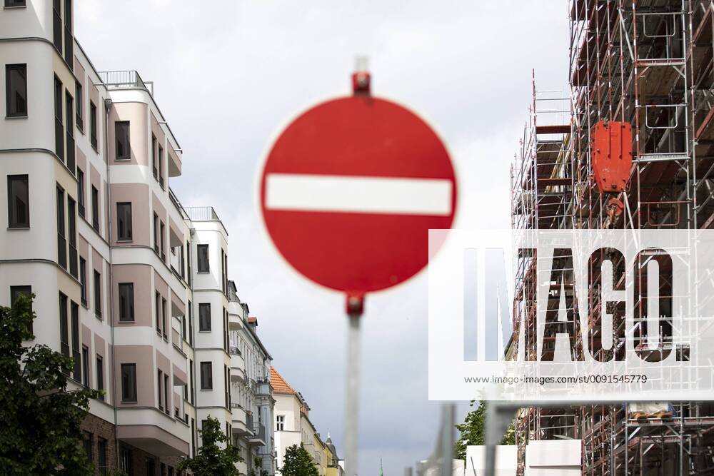 A traffic sign Prohibited passage between new buildings and a construction site Berlin, 27 05 2019 Berlin Germany