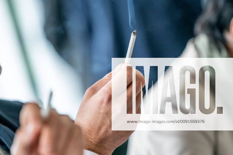 Cigarettes and tobacco consumption Symbol photo People who smoke