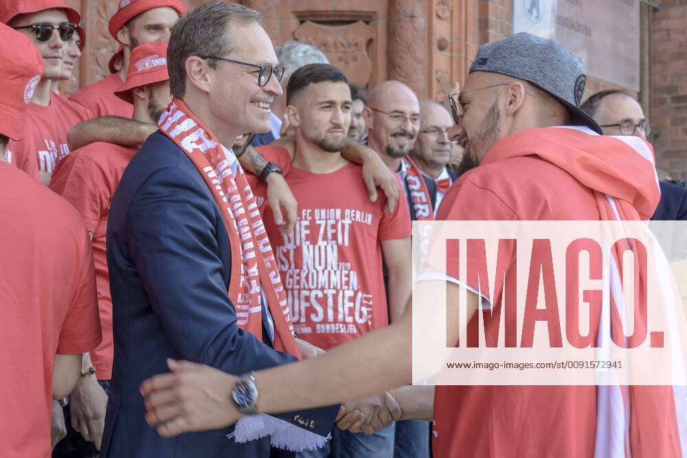 Berlins Governing Mayor Michael Müller SPD receives the players of the 1 FC Union Berlin football club at the Rotes Rathaus on the occasion of their promotion to the First Bundesliga snapshot photography M Czapski