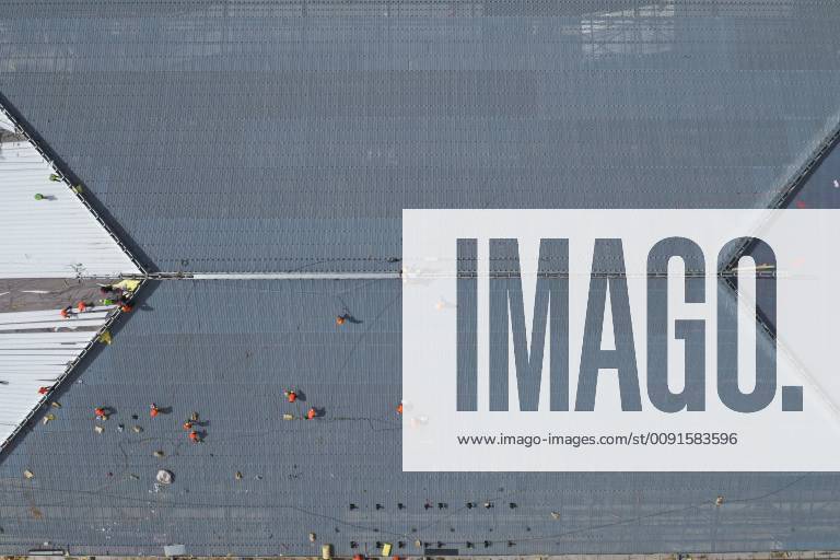 China, Bau des Bahnhofs Zhangjiakou im Vorfeld der olympischen Spiele 2022 (190530) -- XUANHUA, May 30, 2019 (Xinhua) -- Aerial photo taken on May 30, 2019 shows constructors working at the Xuanhua North Station of the Beijing-Zhangjiakou high-speed railway in Xuanhua District of Zhangjiakou City, north China s Hebei Province. The main construction work of the Xuanhua Station has come to an end and decoration work is under way. (Xinhua Xing Guangli) CHINA-HEBEI-BEIJING-ZHANGJIAKOU RAILWAY-XUANHUA STATION-CONSTRUCTION (CN)