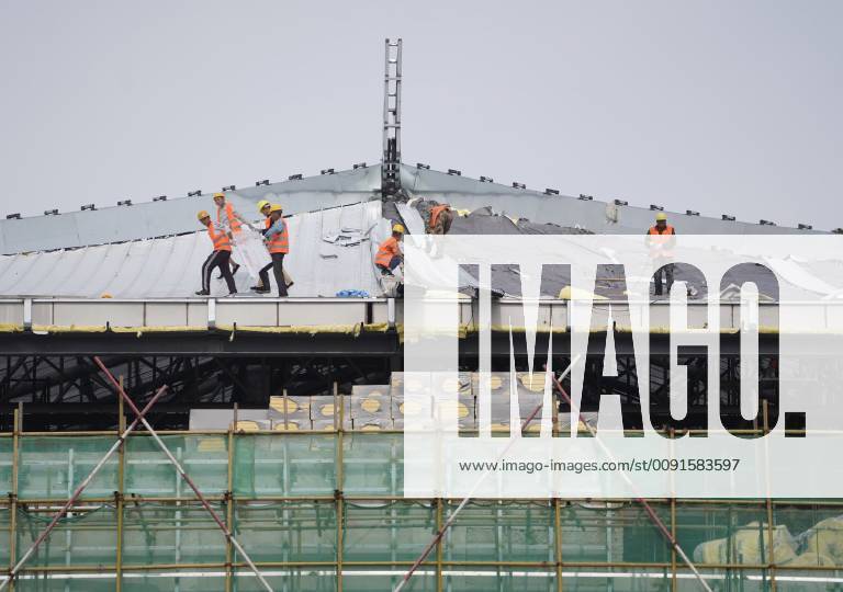 China, Bau des Bahnhofs Zhangjiakou im Vorfeld der olympischen Spiele 2022 (190530) -- XUANHUA, May 30, 2019 (Xinhua) -- Constructors work at the Xuanhua North Station of the Beijing-Zhangjiakou high-speed railway in Xuanhua District of Zhangjiakou City, north China s Hebei Province. The main construction work of the Xuanhua Station has come to an end and decoration work is under way. (Xinhua Xing Guangli) CHINA-HEBEI-BEIJING-ZHANGJIAKOU RAILWAY-XUANHUA STATION-CONSTRUCTION (CN)