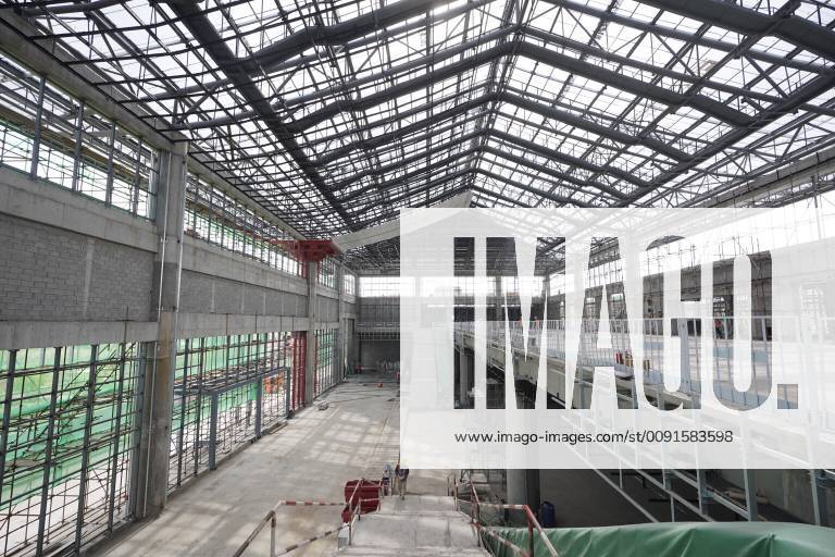China, Bau des Bahnhofs Zhangjiakou im Vorfeld der olympischen Spiele 2022 (190530) -- XUANHUA, May 30, 2019 (Xinhua) -- Constructors work at the Xuanhua North Station of the Beijing-Zhangjiakou high-speed railway in Xuanhua District of Zhangjiakou City, north China s Hebei Province. The main construction work of the Xuanhua Station has come to an end and decoration work is under way. (Xinhua Xing Guangli) CHINA-HEBEI-BEIJING-ZHANGJIAKOU RAILWAY-XUANHUA STATION-CONSTRUCTION (CN)