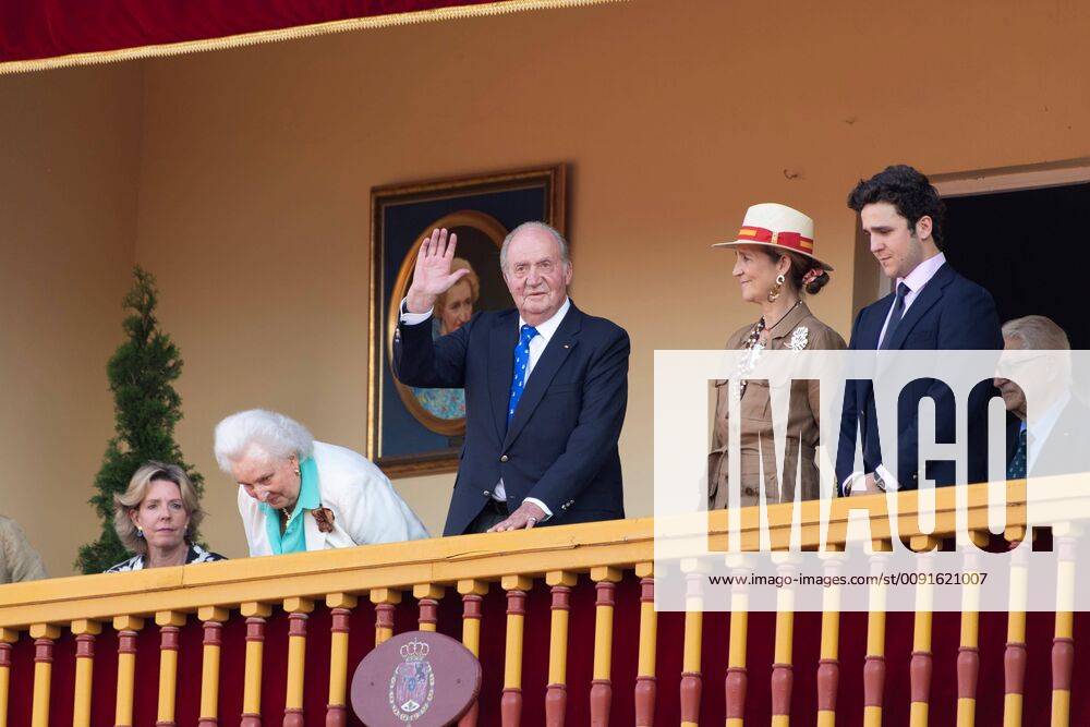 Spanish Emeritus King Juan Carlos (C-R), accompanied by his daughter Infanta Elena (3-R), his grandchild Felipe Juan Froilan de Marichalar (2-R), his sister Infanta Pilar de Borbon (2-L), and his niece Simoneta Gomez-Acebo (L), chairs a bullfight in tribute of his mother Maria de las Mercedes during San Fernando day celebrations in Aranjuez, Madrid, Spain, 02 June 2019. King Juan Carlos chairs a bullfight in the day after he announced 27 May 2019 he would be withdrawing from public life 02 June 2019. King Emeritus chairs a bullfight in Aranjuez !ACHTUNG: NUR REDAKTIONELLE NUTZUNG!