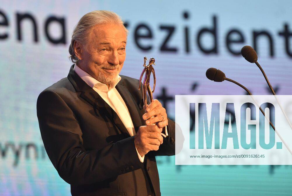 Entertainment Themen der Woche KW22 Czech singer Karel Gott takes the Golden Slipper award for exceptional interpretation of songs in Czech films, within the 59th Zlin Film Festival - International film festival for children and youth, in Zlin, Czech republic, on May 31, 2019. (CTKxPhoto DaliborxGluck) CTKPhotoP201905311086601 dg001A