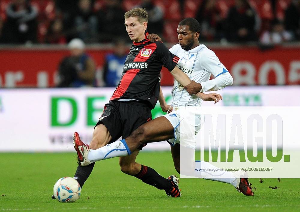 Freitag 02.12.2011, 1. Bundesliga Saison 11 12 - 15. Spieltag in Leverkusen, Bayer 04 Leverkusen - TSG 1899 Hoffenheim, Daniel Schwaab (Bayer 04) gegen Ryan Babel (TSG) DeFodi018