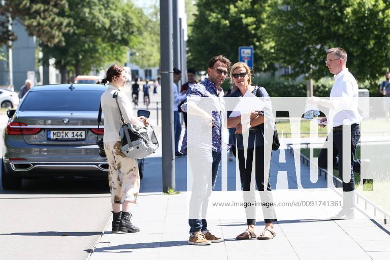 Actor Thomas Kretschmann on the Bauhaus campus with his daughter Stella Kunkat Press date Re-enactment of the historical Bauhaus photo, the so-called canteen photo at the Bauhaus in Dessau is re-enacted at the original location, it shows ten Bauhaus pupils in front of the canteen of the Bauhaus