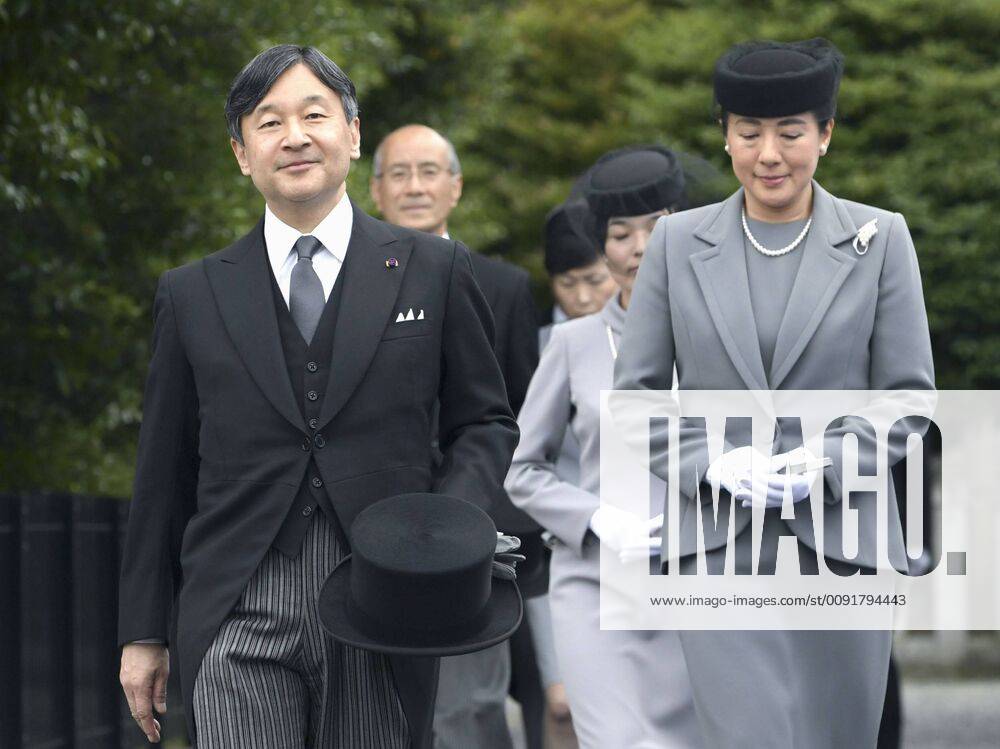 Japan emperor, empress visit imperial cemetery Japanese Emperor Naruhito and Empress Masako head to the tomb of the late Prince Katsura, a cousin of former Emperor Akihito, at the Toshimagaoka cemetery in Tokyo on June 8, 2019, to pay their respects.