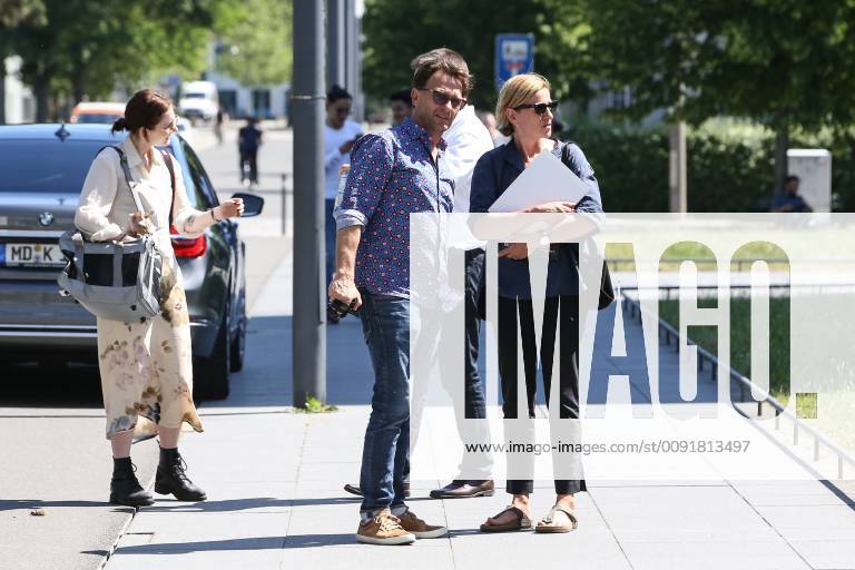Actor Thomas Kretschmann on the Bauhaus campus with his daughter Stella Kunkat Press date Re-enactment of the historical Bauhaus photo, the so-called canteen photo at the Bauhaus in Dessau is re-enacted at the original location, it shows ten Bauhaus pupils in front of the canteen of the Bauhaus