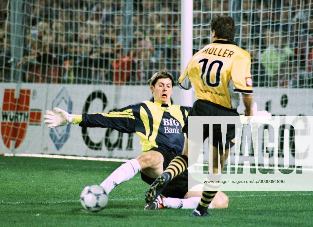 Andreas Möller (BVB, re.) scheitert an Torhüter Richard Golz (Freiburg) aus nächster Distanz Fußball 1. BL Herren Saison 1998 1999, SC Freiburg - Borussia Dortmund 2:2 Gruppe Dreisamstadion Freiburg Abwehr,