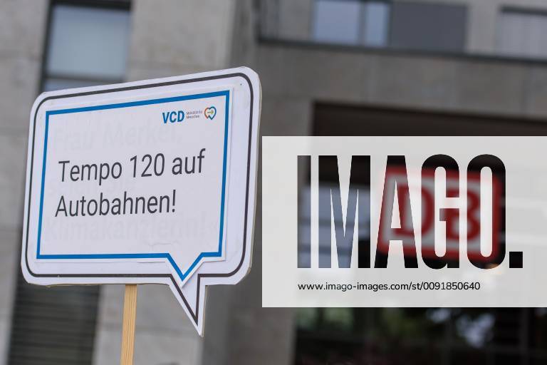 Berlin, Demo of the VCD StopptDenStraßentod Deutschland, Berlin 14 06 2019 Under the motto StopptDenStraßentod, the Verkehrsclub Deutschland e VCD organized a demonstration from the Nordbahnhof to the Bundesverkehrsministerium with about one hundred participants The picture shows a sign with a speed of 120 km h on motorways and the DB logo Berlin Berlin Deutschland