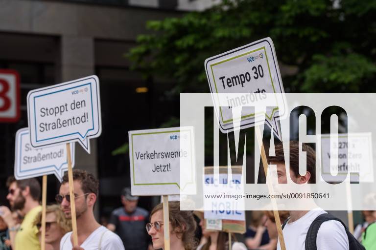 Berlin, Demo of the VCD StopptDenStraßentod Deutschland, Berlin 14 06 2019 Under the motto StopptDenStraßentod the Verkehrsclub Deutschland e VCD organized a demonstration from the Nordbahnhof to the Bundesverkehrsministerium with about one hundred participants In the picture there are participants with signs with speed limits of 30 km h in urban areas, traffic turnaround now and stop road death Berlin Berlin Germany