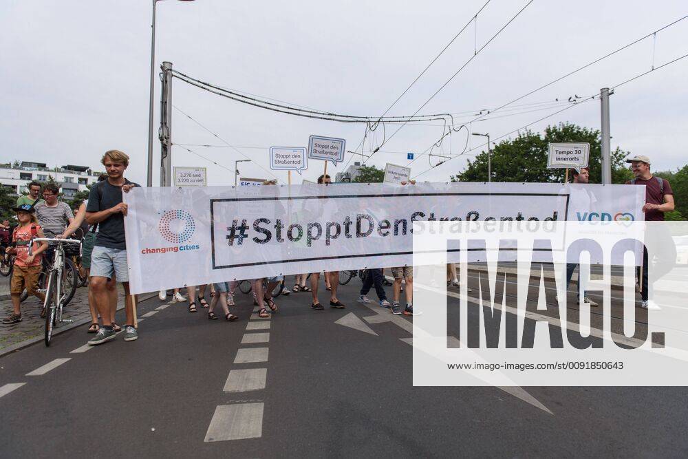 Berlin, Demo of the VCD StopptDenStraßenentod Deutschland, Berlin 14 06 2019 Under the motto StopptDenStraßenentod, the Verkehrsclub Deutschland e VCD organized a demonstration from the Nordbahnhof to the Bundesverkehrsministerium with about one hundred participants In the picture, the front banner with Stoppt den Straßenentod can be seen Berlin Berlin Deutschland