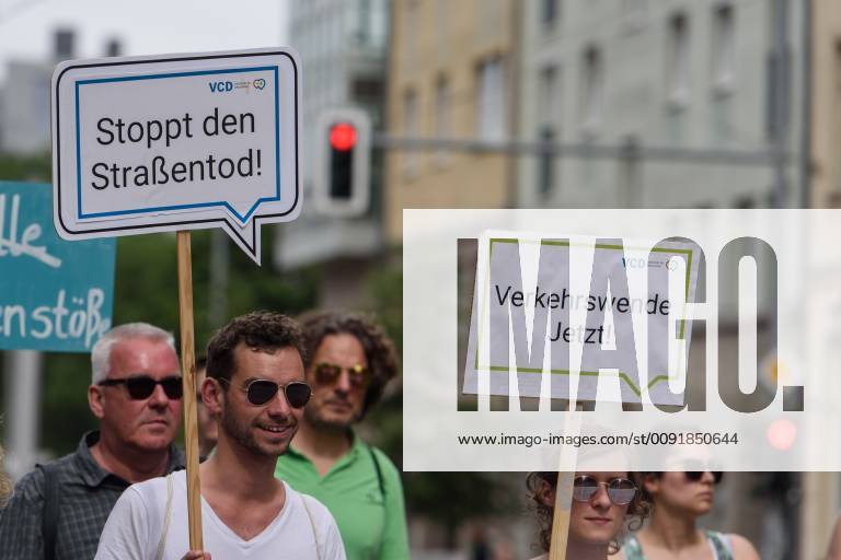 Berlin, Demo of the VCD StopptDenStraßentod Deutschland, Berlin 14 06 2019 Under the motto StopptDenStraßentod, the Verkehrsclub Deutschland e VCD organized a demonstration from the Nordbahnhof to the Bundesverkehrsministerium with about one hundred participants In the picture, participants with a sign with a stop are now to be seen Berlin Berlin Germany