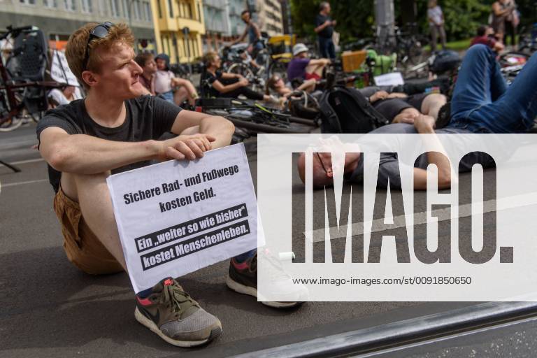 Berlin, Demo of the VCD StopptDenStraßentod Deutschland, Berlin 14 06 2019 Under the motto StopptDenStraßentod Deutschland the Verkehrsclub Deutschland e VCD organized a demonstration from the Nordbahnhof to the Bundesverkehrsministerium with about one hundred participants The picture shows a participant with a sign with safe bicycle paths costing money Another as before costs human lives Berlin Berlin Germany