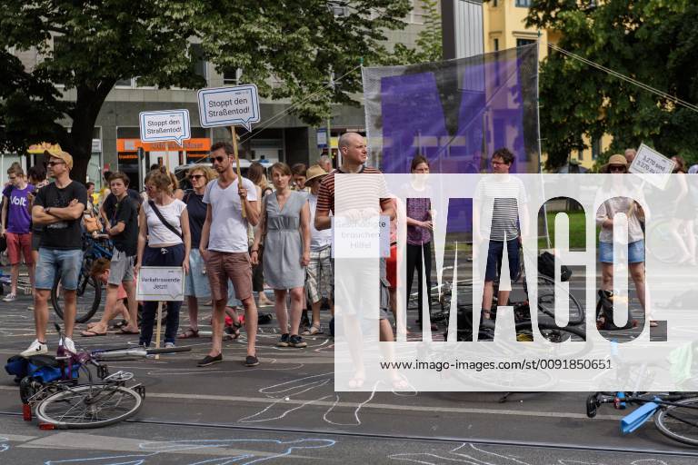 Berlin, Demo of the VCD StopptDenStraßentod Deutschland, Berlin 14 06 2019 Under the motto StopptDenStraßentod the Verkehrsclub Deutschland e VCD organized a demonstration from the Nordbahnhof to the Bundesverkehrsministerium with about one hundred participants The picture shows participants with signs Berlin Berlin Germany