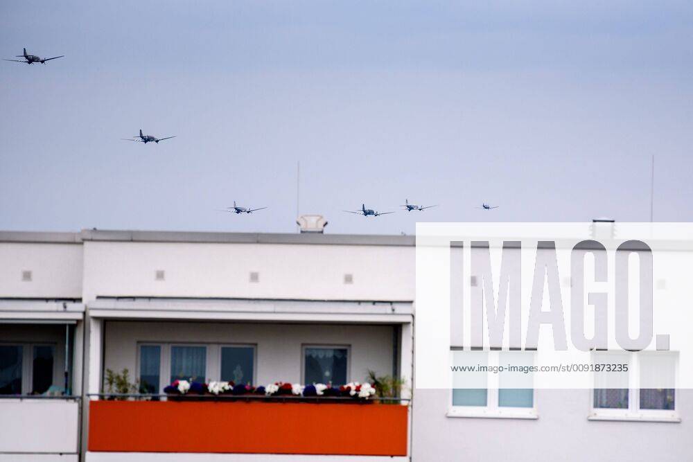 Rosinenbomber fly over Berlin Germany, Berlin 16 06 2019 In the picture the so-called Rosinenbomber with view from Hohenschönhausen into the center with their flight over Berlin Berlin Germany are to be seen Berlin Berlin Germany