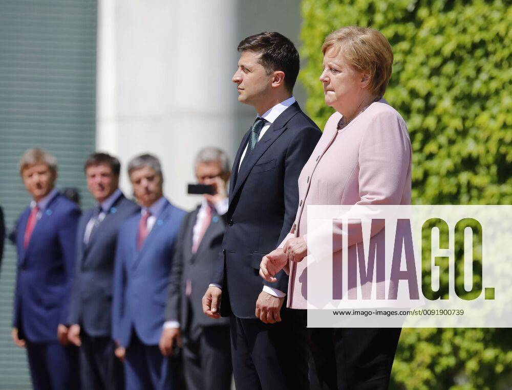 Volodymyr Oleksandrowytsch Selenskyj, President of Ukraine, Federal Chancellor Angela Merkel, Germany, Berlin, Federal Chancellery, photo opportunity at the greeting of the President of Ukraine, Volodymyr Selensky, by the BKin with military honors