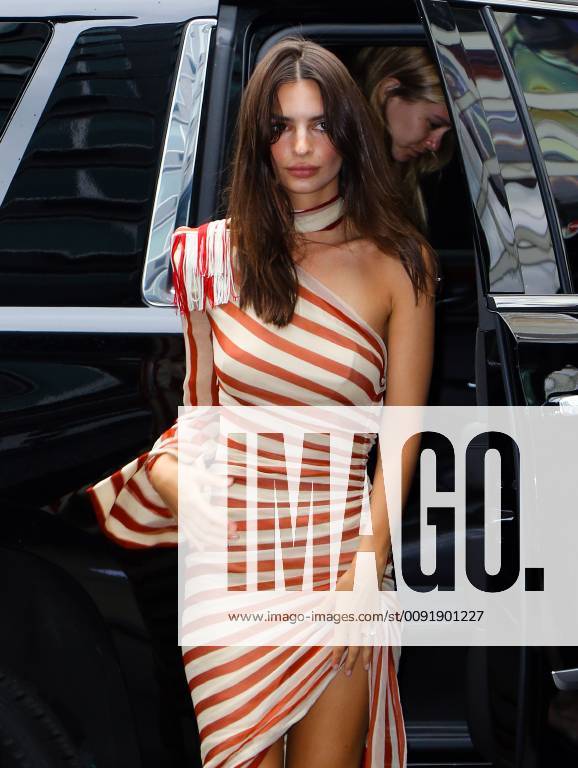 Model Emily Ratajkowski walking in New York City - June 17, 2019 - Emily Ratajkowski in New York City, New York New York United States