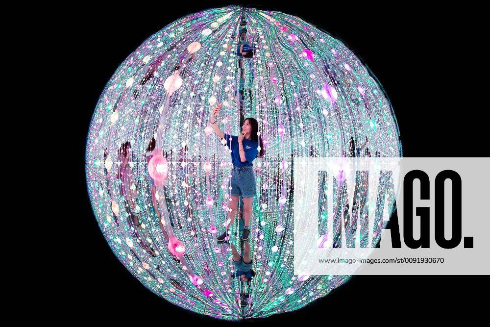 Entertainment Themen der Woche KW25 June 20, 2019 - Nanjing, Nanjing, China - 2019a¹ 6aeoeËÜ19ae ¥ï¼Œa äº¬ï¼ŒaÂöeÂßöe€¦aoe¨ae¢µe«˜ae˜Ÿc©ºe°Âºaeoe¯e¦ a ¦aÂöeÂßöae¹Âc¦Âßa€ö..June 19, 2019, Nanjing, visitors visit the Van Gogh Star Art Museum to take pictures. Nanjing China - ZUMAs145 20190620_zaa_s145_078