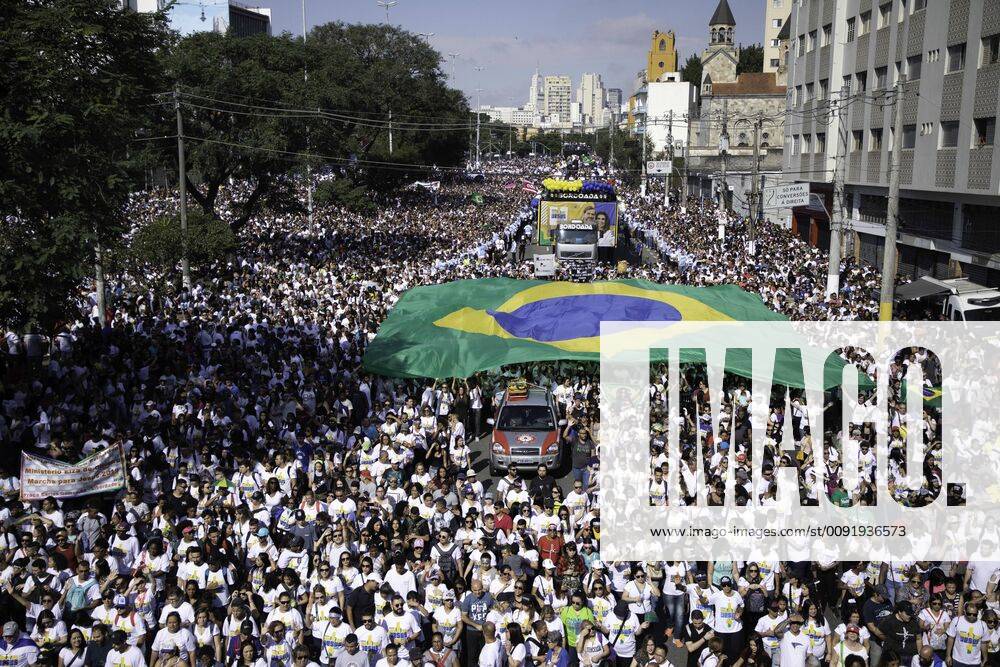 Brasilien, Fronleichnam in Sao Paulo SÃO PAULO, SP - 20.06.2019: MARCHA PARA JESUS SÃO PAULO - Thousands of faithful accompany sound cars during the 27 March to Jesus, in central Sao Paulo, on Thursday morning (20). More than a hundred thousand people are spared at the event. x1750464x BrunoxRocha