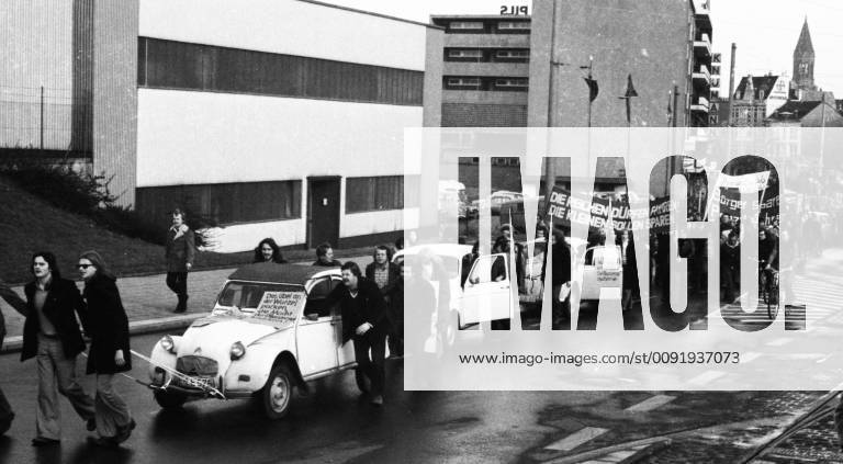 Autokorso der DKP zum Fahrverbot 1973 DEU, Deutschland, Essen: Aufsehen erregte eine Demonstration mit einem Autokorso der DKP am 24.11.1973 in Essen gegen die Fahrverbote an den autolosen Sonntagen . Die Fahrzeuge wurden jedoch von Menschen und Pferden gezogen und geschoben. DEU, Germany, Essen: A demonstration with a car parade of the DKP caused a sensation on 24.11.1973 in Essen against the driving bans on the carless Sundays. However, the vehicles were pulled and pushed by humans and horses. NRW
