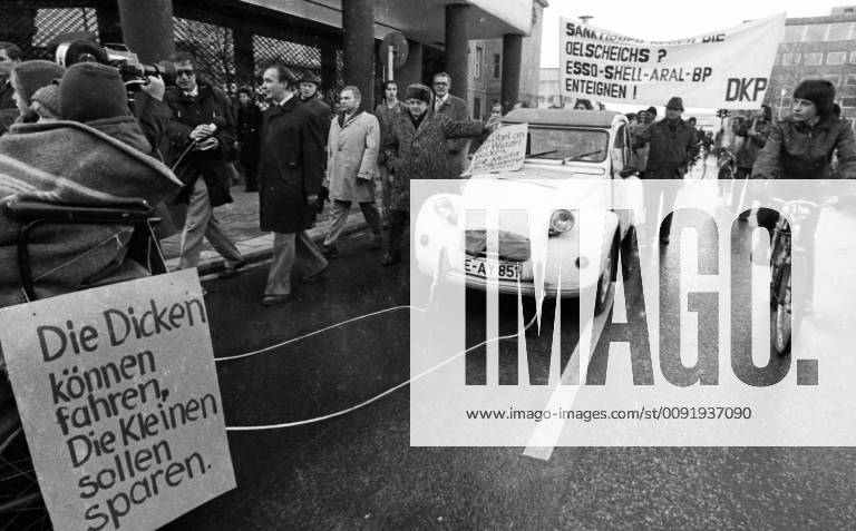 Autokorso der DKP zum Fahrverbot 1973 DEU, Deutschland, Essen: Aufsehen erregte eine Demonstration mit einem Autokorso der DKP am 24.11.1973 in Essen gegen die Fahrverbote an den autolosen Sonntagen . Die Fahrzeuge wurden jedoch von Menschen und Pferden gezogen und geschoben. DEU, Germany, Essen: A demonstration with a car parade of the DKP caused a sensation on 24.11.1973 in Essen against the driving bans on the carless Sundays. However, the vehicles were pulled and pushed by humans and horses. NRW