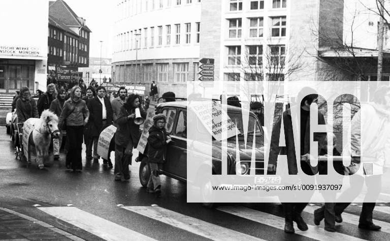 Autokorso der DKP zum Fahrverbot 1973 DEU, Deutschland, Essen: Aufsehen erregte eine Demonstration mit einem Autokorso der DKP am 24.11.1973 in Essen gegen die Fahrverbote an den autolosen Sonntagen . Die Fahrzeuge wurden jedoch von Menschen und Pferden gezogen und geschoben. DEU, Germany, Essen: A demonstration with a car parade of the DKP caused a sensation on 24.11.1973 in Essen against the driving bans on the carless Sundays. However, the vehicles were pulled and pushed by humans and horses. NRW