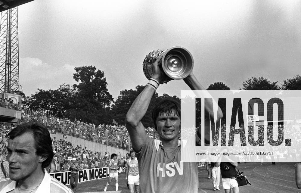Peter Nogly (Hamburger SV) ist DFB Pokalsieger 1976