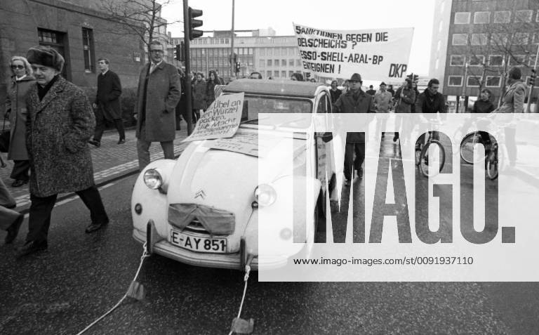 Autokorso der DKP zum Fahrverbot 1973 DEU, Deutschland, Essen: Aufsehen erregte eine Demonstration mit einem Autokorso der DKP am 24.11.1973 in Essen gegen die Fahrverbote an den autolosen Sonntagen . Die Fahrzeuge wurden jedoch von Menschen und Pferden gezogen und geschoben. DEU, Germany, Essen: A demonstration with a car parade of the DKP caused a sensation on 24.11.1973 in Essen against the driving bans on the carless Sundays. However, the vehicles were pulled and pushed by humans and horses. NRW
