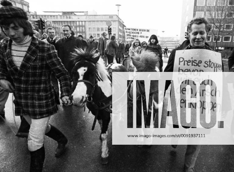Autokorso der DKP zum Fahrverbot 1973 DEU, Deutschland, Essen: Aufsehen erregte eine Demonstration mit einem Autokorso der DKP am 24.11.1973 in Essen gegen die Fahrverbote an den autolosen Sonntagen . Die Fahrzeuge wurden jedoch von Menschen und Pferden gezogen und geschoben. DEU, Germany, Essen: A demonstration with a car parade of the DKP caused a sensation on 24.11.1973 in Essen against the driving bans on the carless Sundays. However, the vehicles were pulled and pushed by humans and horses. NRW